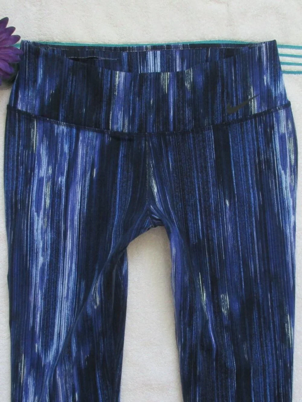 NIKE Active Leggings Size Large DRI Fit Blue Capri